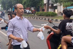 BRI Unit Demak Bagikan Takjil, Tumbuhkan Sinergi dan Citra Positif