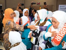 Info Haji 2025. Pemberangkatan Kloter 1 Embarkasi Surabaya, Gubernur Khofifah Titip Doa untuk Jatim