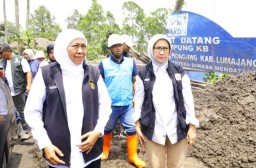 Gubernur Khofifah Tinjau Dampak Awan Panas Gunung Semeru