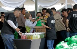 Kolab Pemkot, Mawar Sharon, dan Polri Hadirkan Berkah Natal bagi Warga Surabaya