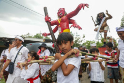 Sambut Nyepi di Surabaya, Umat Hindu Tampilkan Pawai Seni Ogoh Ogoh