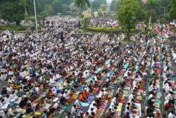 Sholat Idul Fitri. Balai Kota Surabaya Dipadati Jamaah