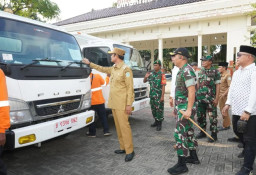 Pemkab Lamongan Serahkan 50 Truk Operasional KDKMP