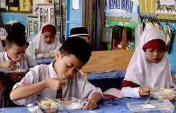 Siswa Bakal Belajar di Rumah Mulai April. Ini Penjelasan Menko PMK