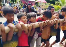 FPK Gresik Mainkan Bambu Gila. Dolanan Rakyat yang Nyaris Punah