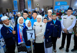 Gubernur Khofifah Sambut Kepulangan 378 Jemaah Haji Kloter I di Asrama Haji Surabaya