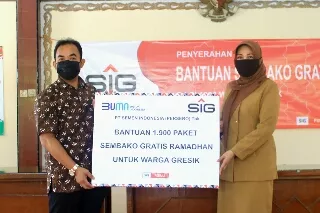 Bagikan 1.900 Paket Sembako di Sembilan Kelurahan di Gresik
