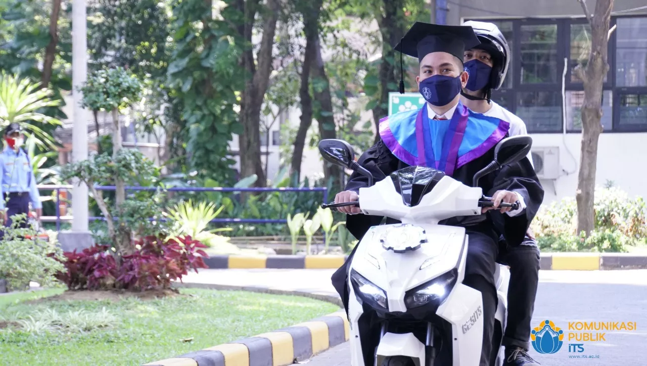 Hadirkan Wisuda Drive Thru Pertama