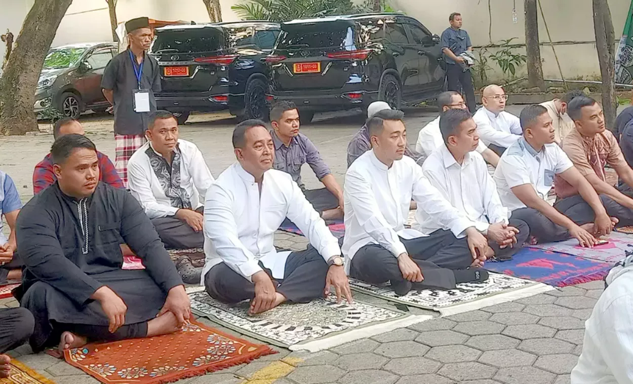 Andika Perkasa Salat Idul Adha di Masjid Raya Patal Senayan