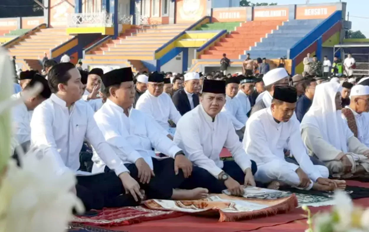 Prabowo Shalat Idul Adha di Stadion Mandala Mukti Bandung Barat