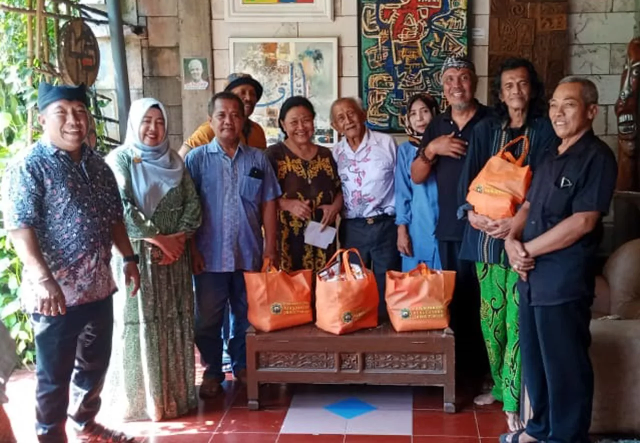 Peringati Ramadan. FPK Jatim Bagikan Sembako untuk Seniman Sepuh