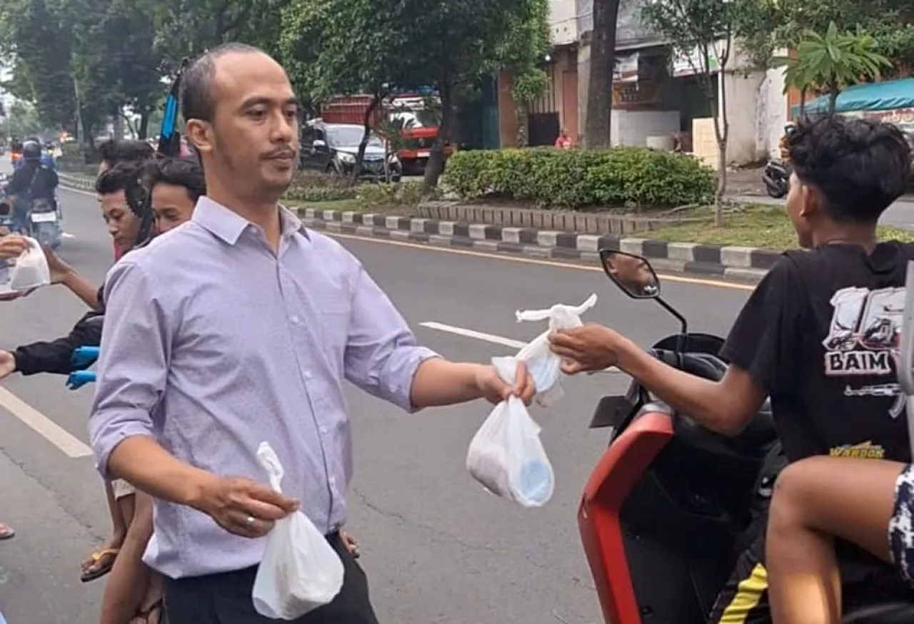 BRI Unit Demak Bagikan Takjil, Tumbuhkan Sinergi dan Citra Positif