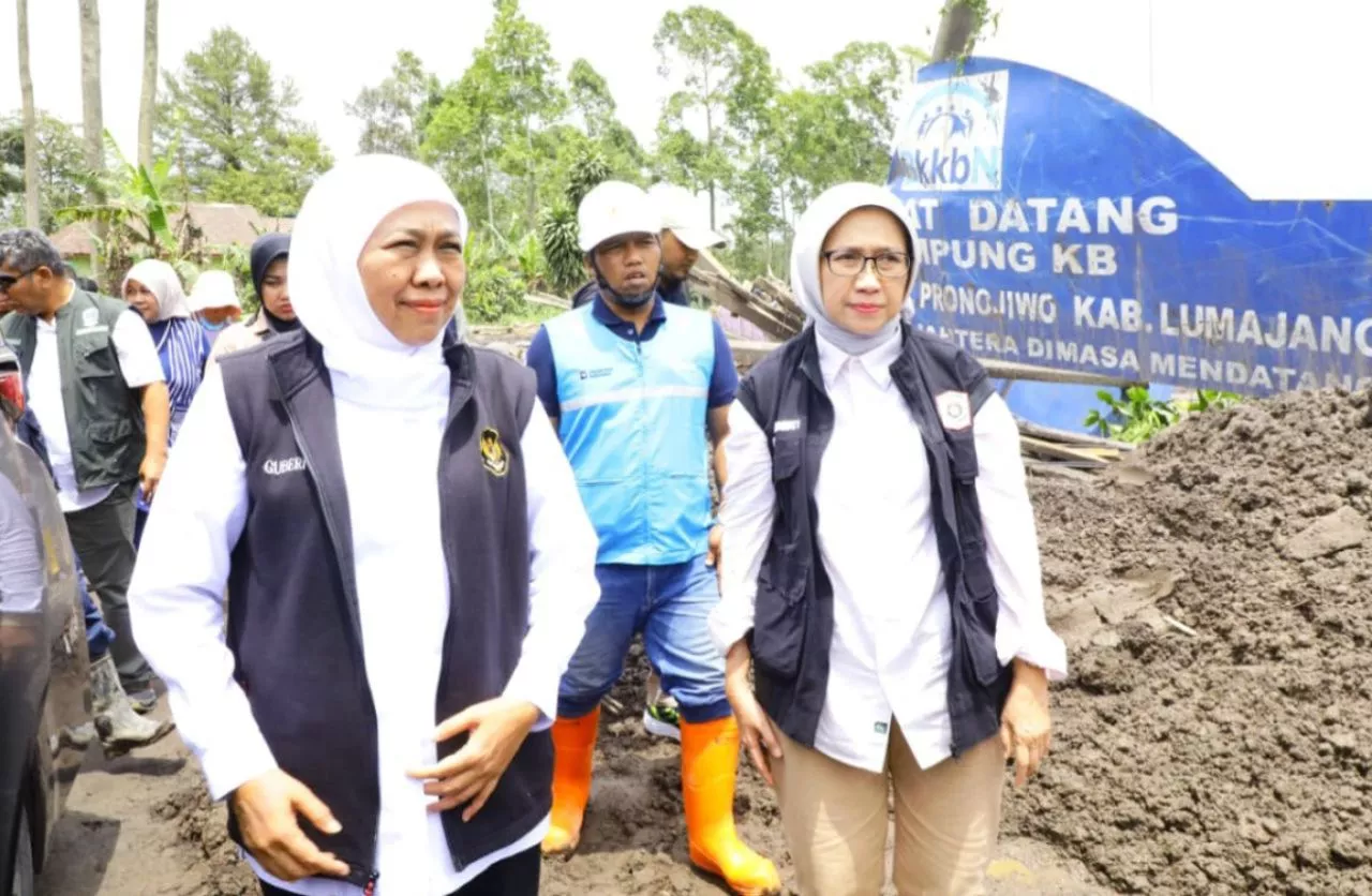Gubernur Khofifah Tinjau Dampak Awan Panas Gunung Semeru