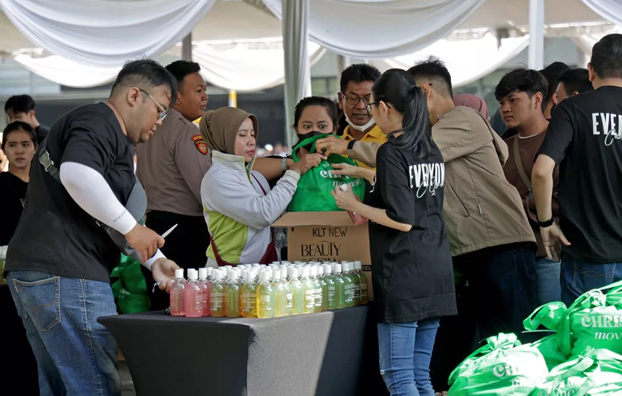 Kolab Pemkot, Mawar Sharon, dan Polri Hadirkan Berkah Natal bagi Warga Surabaya