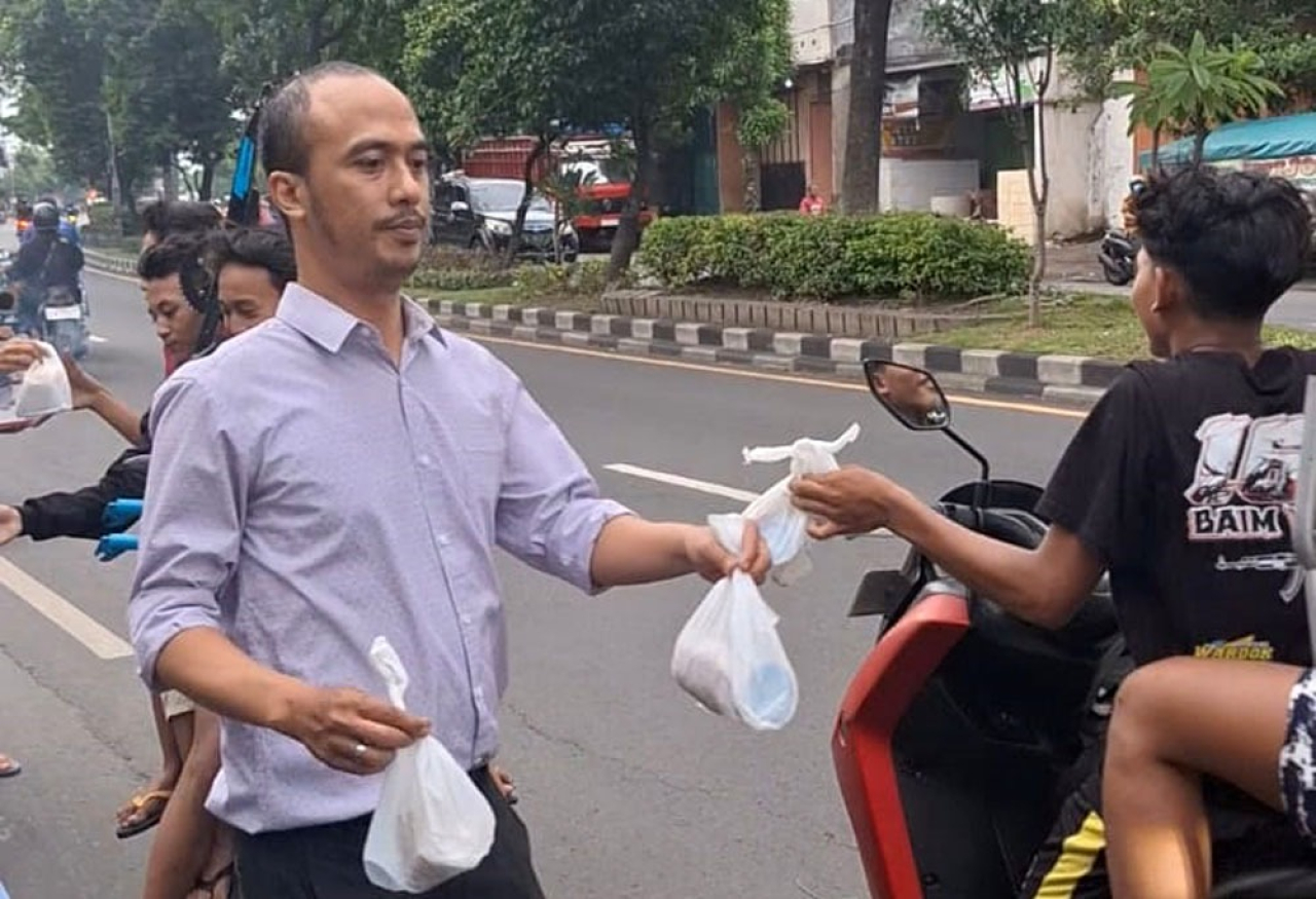 BRI Unit Demak Bagikan Takjil, Tumbuhkan Sinergi dan Citra Positif