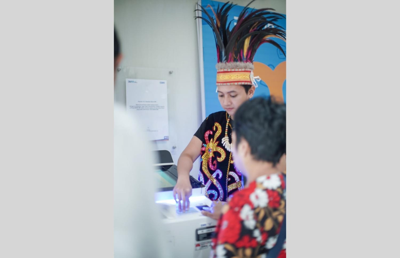 Kenakan Busana Khas Dayak, Cara BRI Mulyosari Peringati Hari Kartini