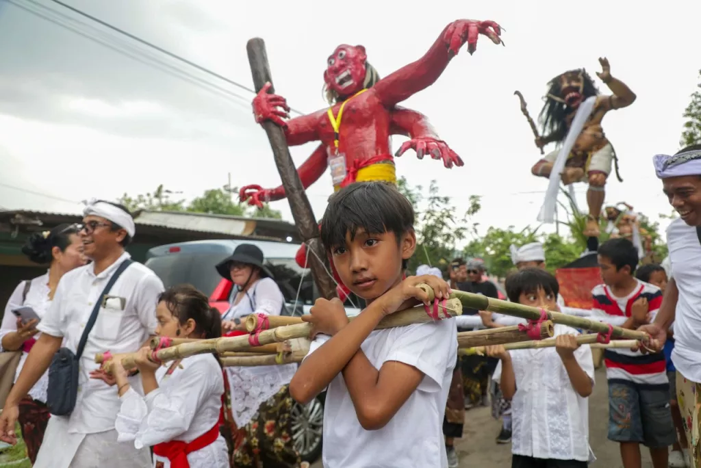 Sambut Nyepi di Surabaya, Umat Hindu Tampilkan Pawai Seni Ogoh Ogoh