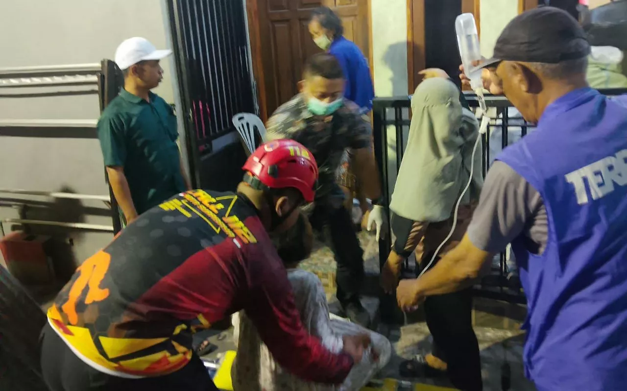 RT-KSH dan Warga Rungkut Tengah Gercep Evakuasi ke Rumah Sakit Pasien Lansia