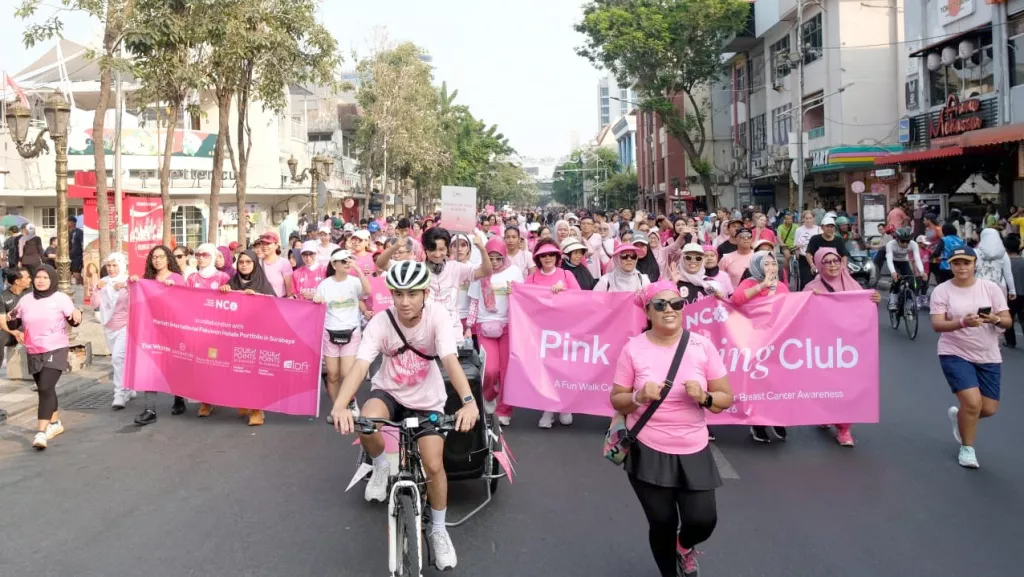 Pink Warnai Jalanan Surabaya untuk Melawan Kanker