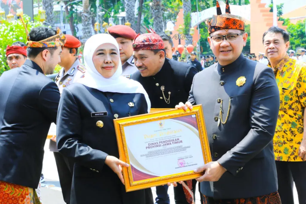 Upacara Hari Jadi ke-81 Jatim. Khofifah Paparkan Capaian Nawa Bhakti Satya dan Serahkan Penghargaan