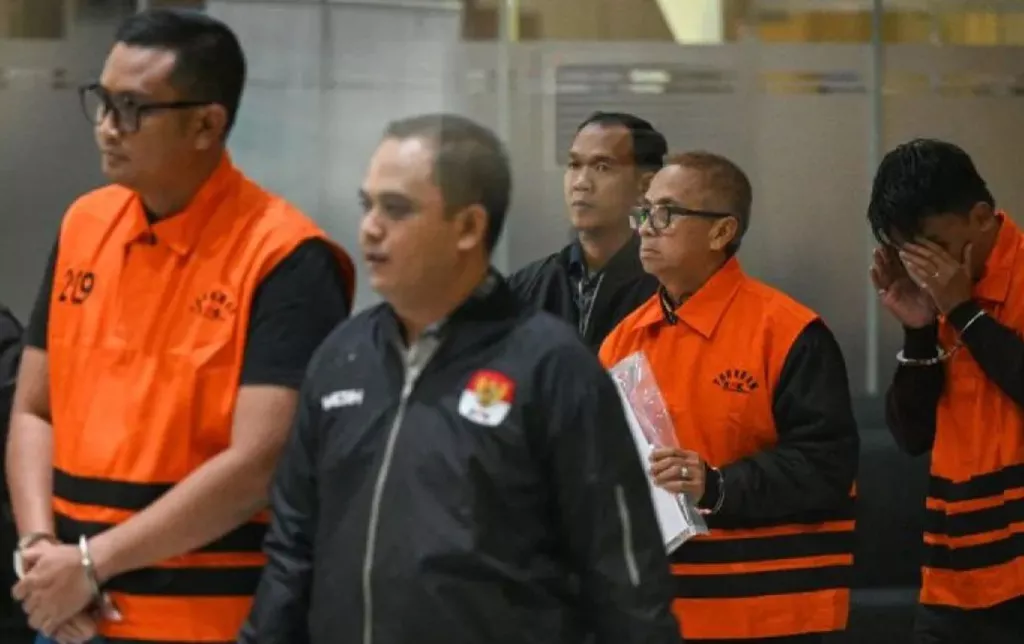 Kasus Korupsi Bupati Klaten. KPK Sita Tong Biru Berisi Uang Rp934 Juta