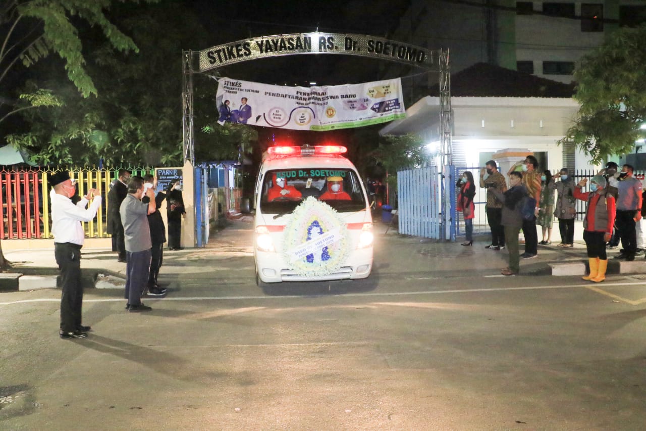 Jenazah diantar ke pemakaman (Foto: ist)